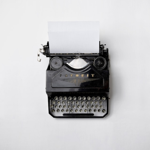 máquina de escrever como imagem em destaque para o artigo sobre escrita criativa